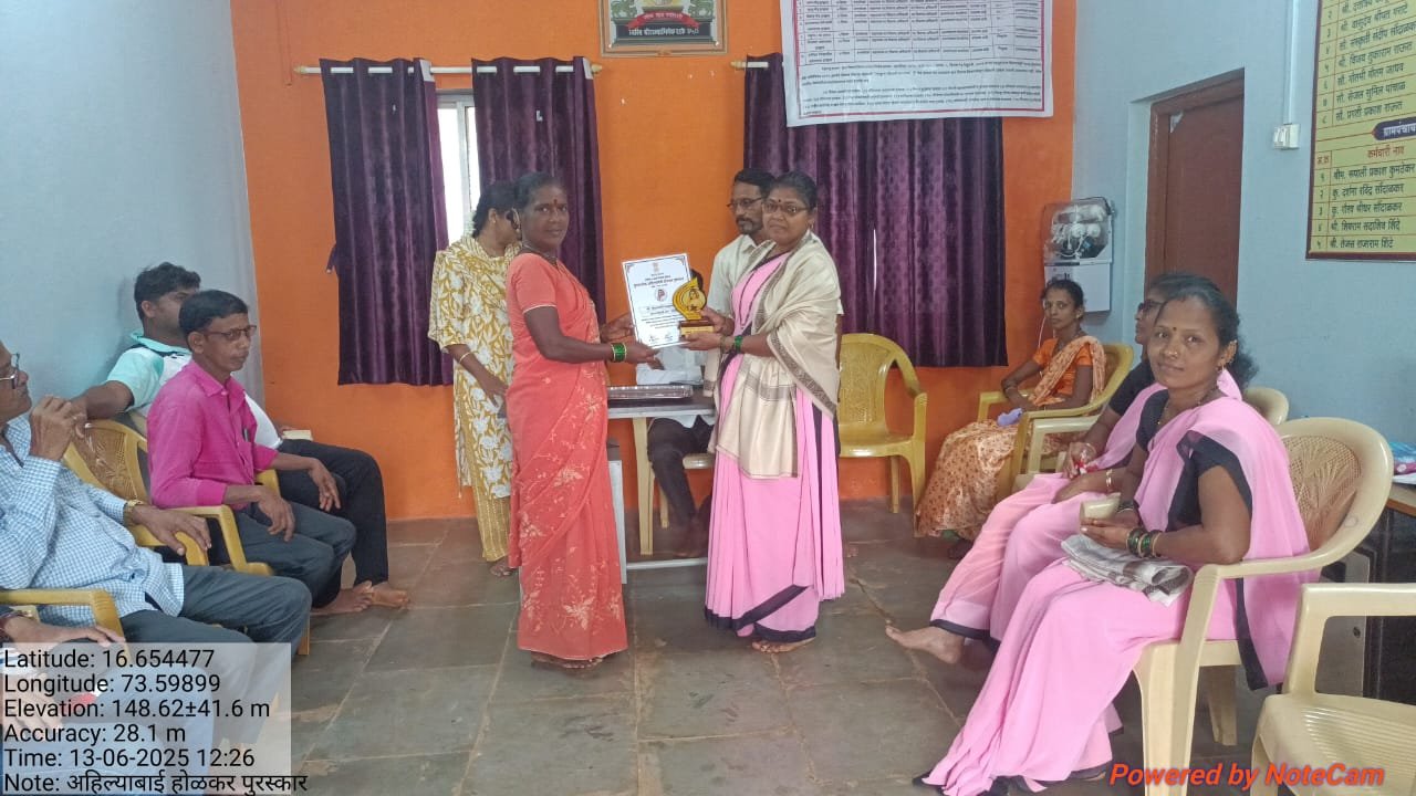 ग्रा.पं.आंगले अंतर्गत अहिल्याबाई होळकर पुरस्कार देताना