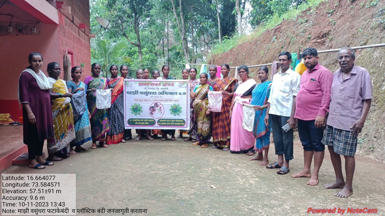 ग्रा.पं.आंगले ग्रामस्थांना कापडी पिशव्या वापरण्या संदर्भात मार्गदर्शन करताना