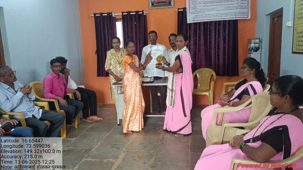 ग्रा.पं.आंगलेअंतर्गत अहिल्याबाई होळकर पुरस्कार देताना
